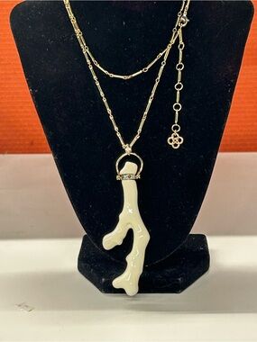 Stella and Dot fabulous gold tone necklace with large jeweled ceramic coral